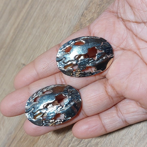 Vintage Jewelry - Vintage Textured Cutout Detailing Oval Shaped Silver Tone Clip On Earrings